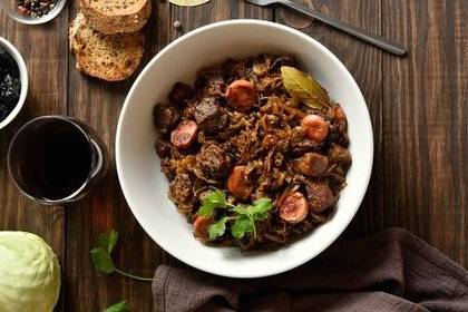 Romanian stewed cabbage with sausages/ pork ribs
