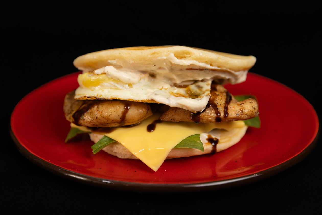 Панкейк-бургер із куркою