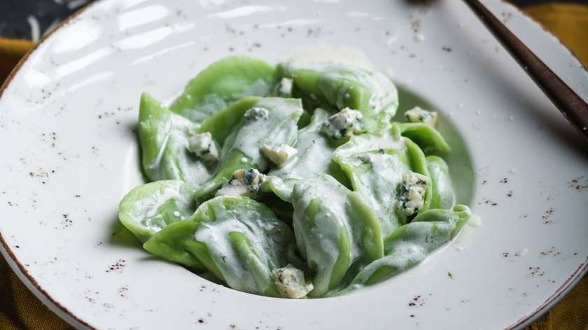 Spinach vareniki in cheese sauce