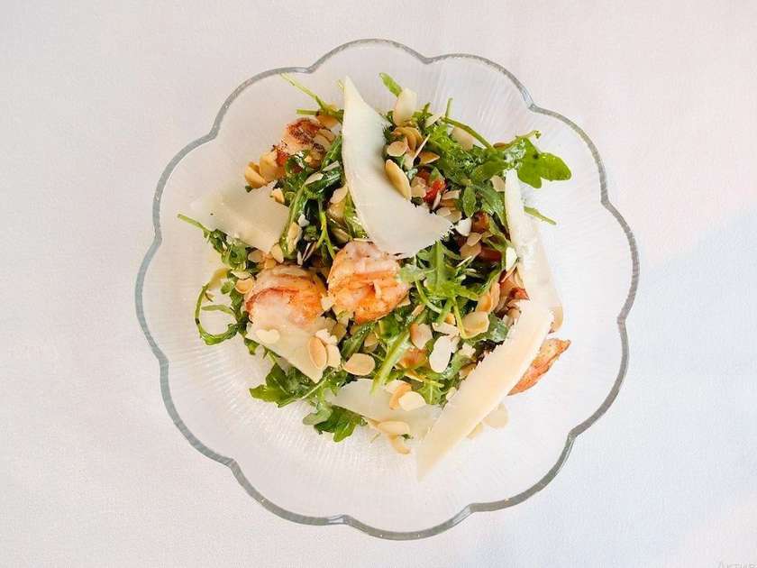 Салат з креветкою та руколою скампі