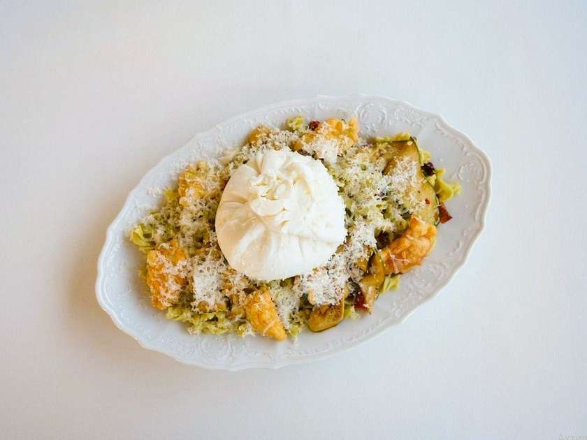 Фузіллі з овочами та нашою буратою на двох