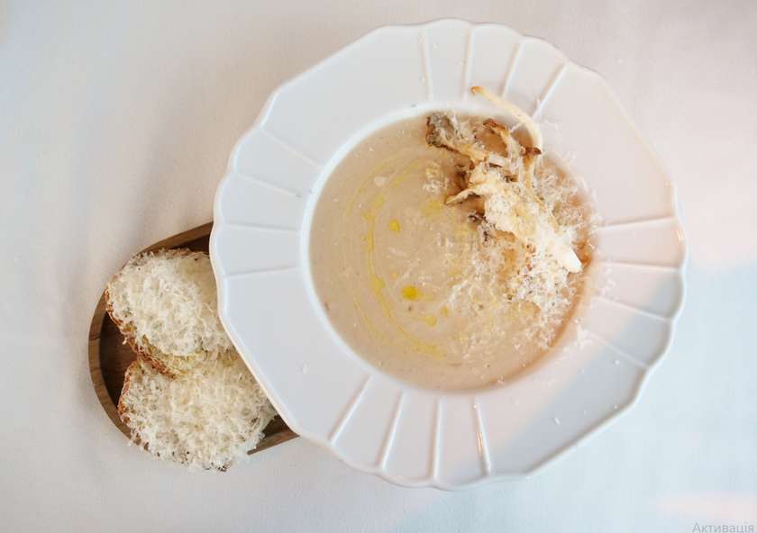 Грибний крем-суп з грінками з трюфельним кремом