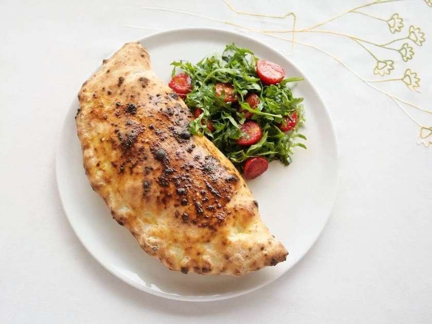 Кальцоне з грибами та шинкою