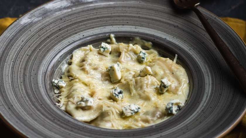 Dumplings with cheese sauce