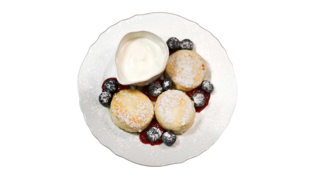 Сирники із сезонною ягодою, малиновим конфітюром та сметаною