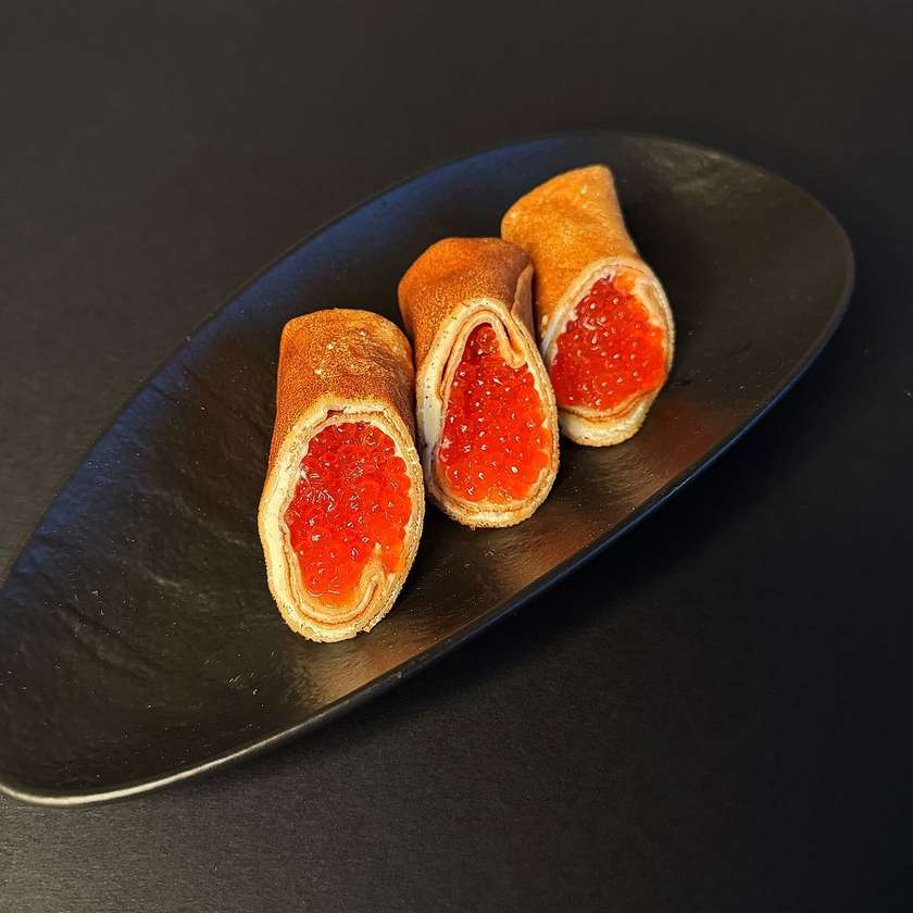 МЛИНЦІ З ЧЕРВОНОЮ ІКРОЮ