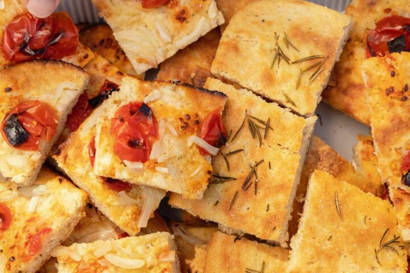 Focaccia cu parmezan și usturoi