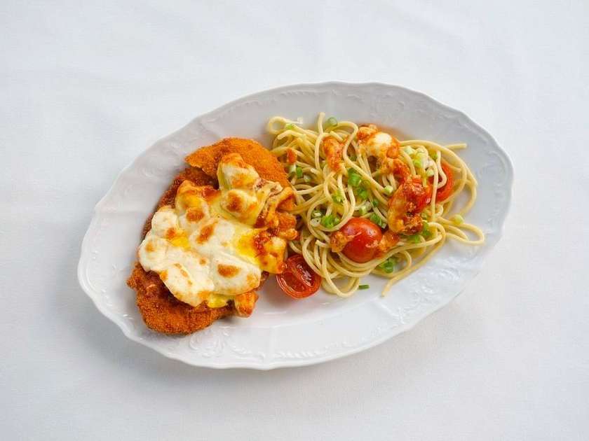 Спагетті з шніцелем та сирним соусом