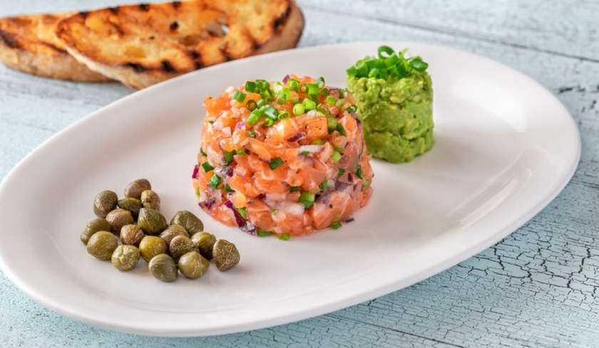 Tartar de somon cu mix salad și paine prajita