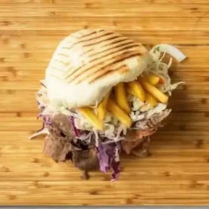 Kebab w bułce z frytkami