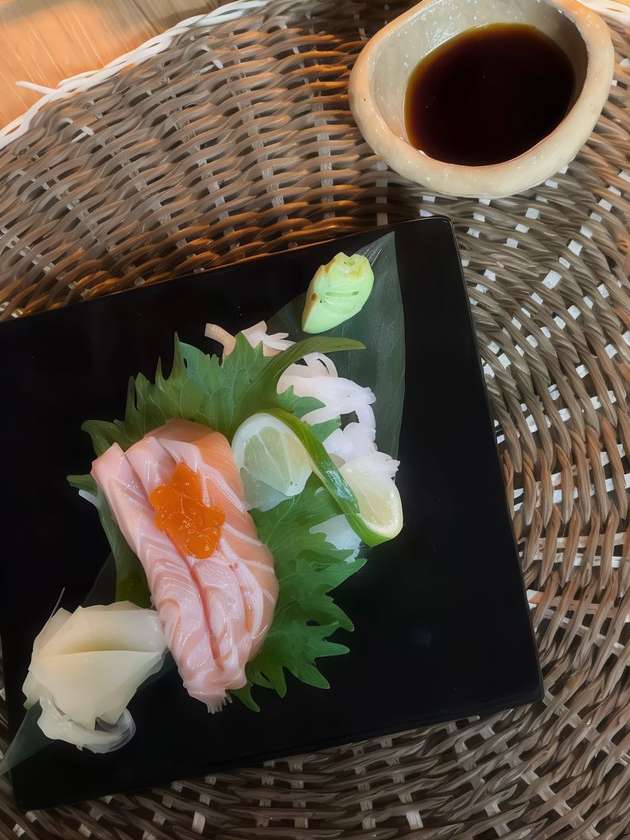 Fried salmon sashimi