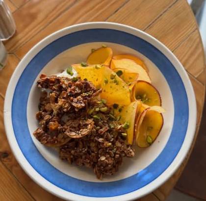 Granola & Yogurt Bowl