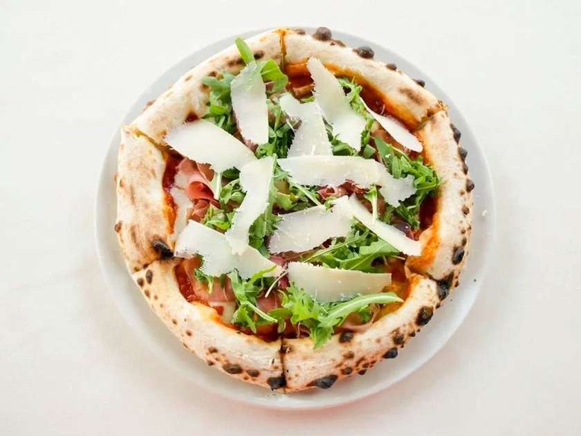 Піца з прошутто та руколою