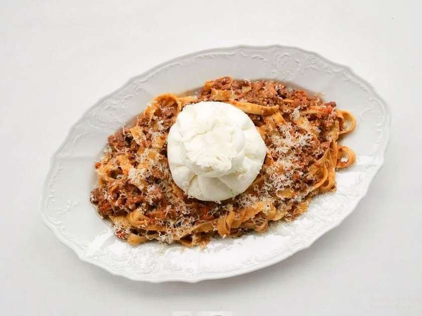 Тальятелле з соусом болоньєзе та нашою буратою на двох