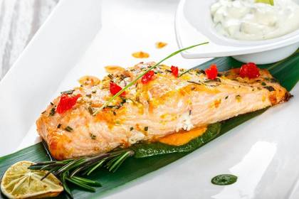 Baked salmon with sautéed green beans and lemon