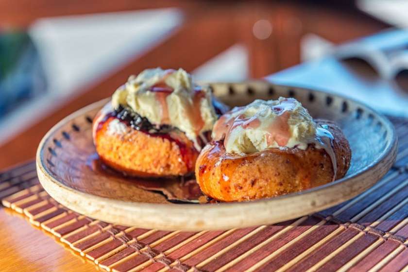 Papanasi cu smantana, dulceata / crema ciocolată