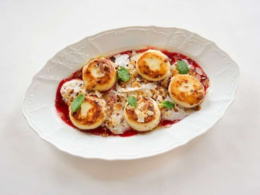 Сирники з малиновим конфітюром та сметанковим кремом