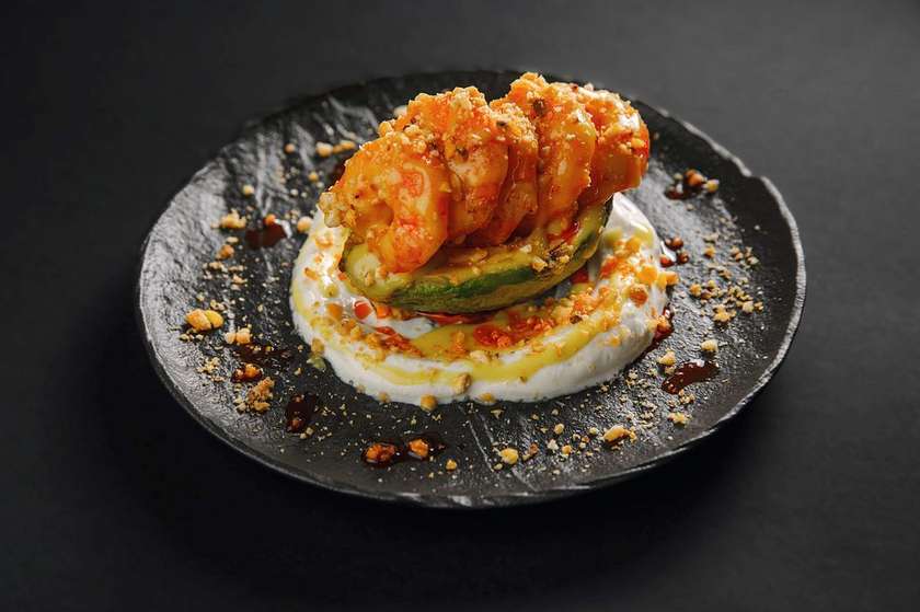 АВОКАДО ГРИЛЬ З КРЕВЕТКОЮ ТА ГРЕЦЬКИМ СОУСОМ