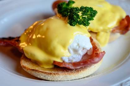 Eggs benedict with bacon