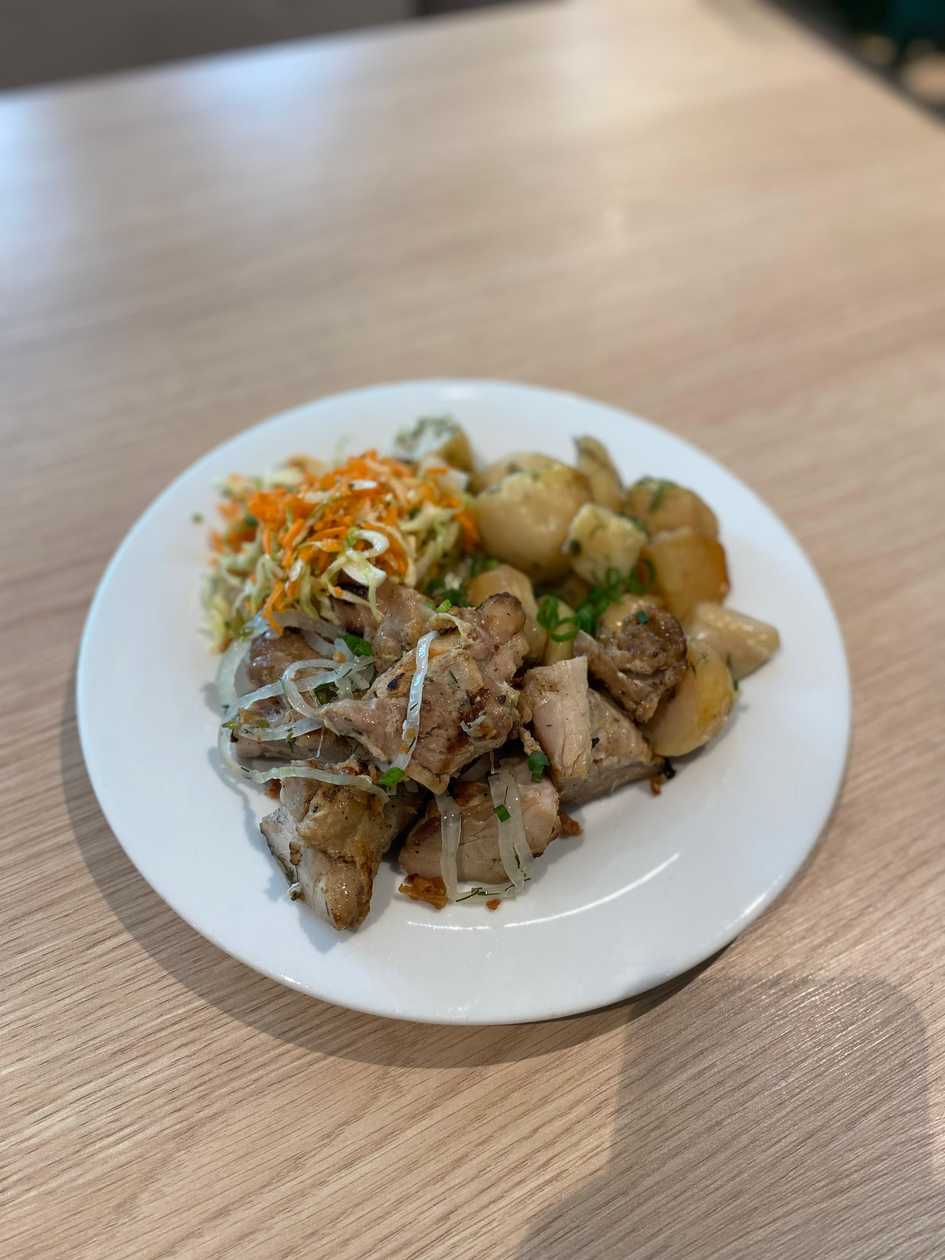 Cāļa giross ar 5 garšvielu garoziņu un sīpolu gredzeniem