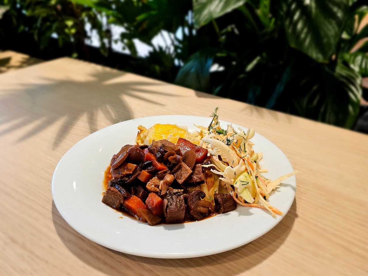 Liellopa gaļas gulašs karstvīna un brūkleņu mērcē