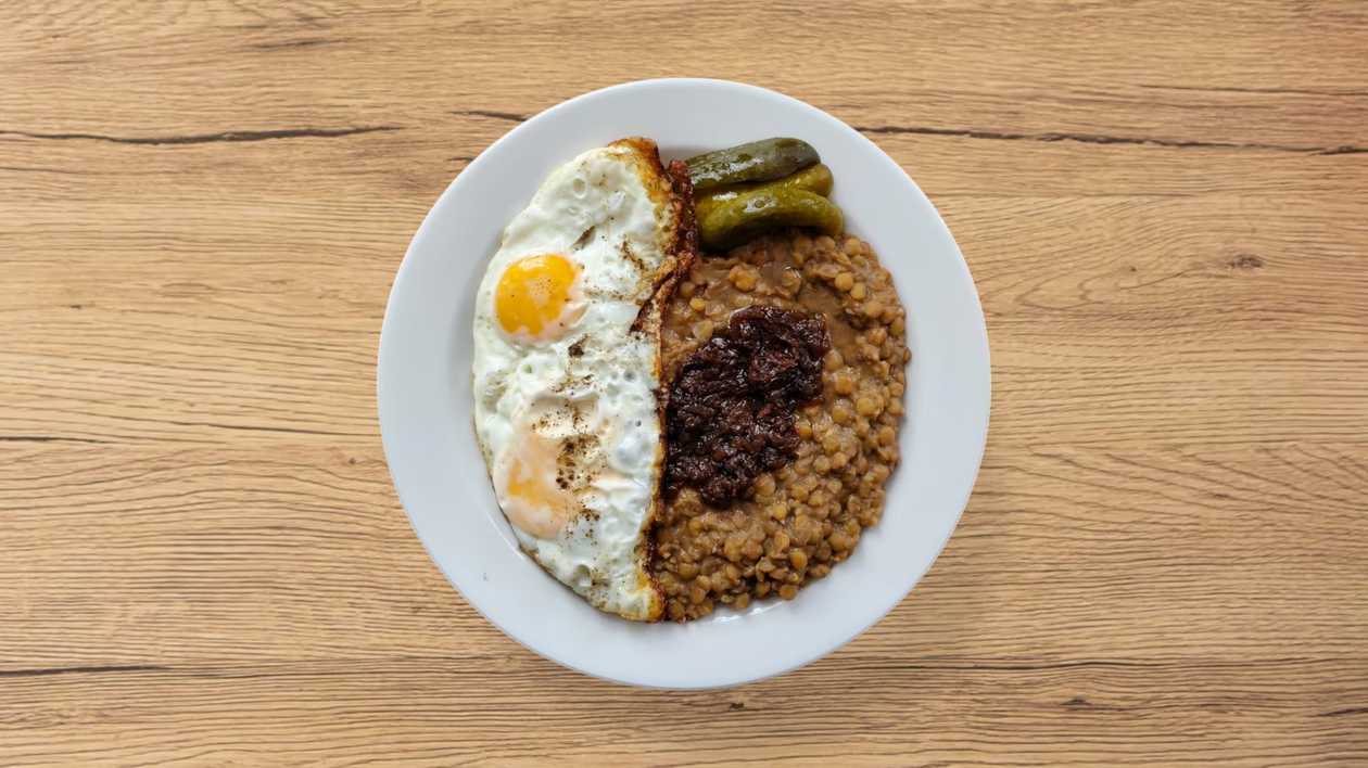 Čočka na kyselo se sázeným vejcem