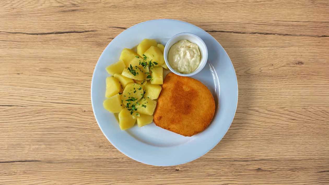 Smažený řemeslný eidam z farmy Struhy, tatarka, brambory vařené