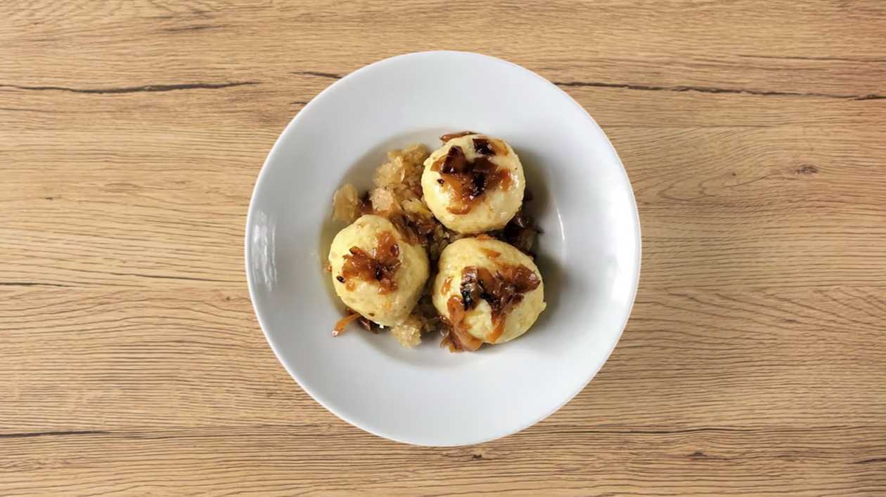 Bramborové knedlíky plněné uzeným masem, 300 g, kysané zelí