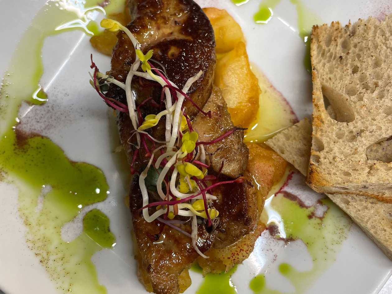 100g Kačacia pečienka so skaramelizovan´mi jablčkami s bagetkou (1,3,7)