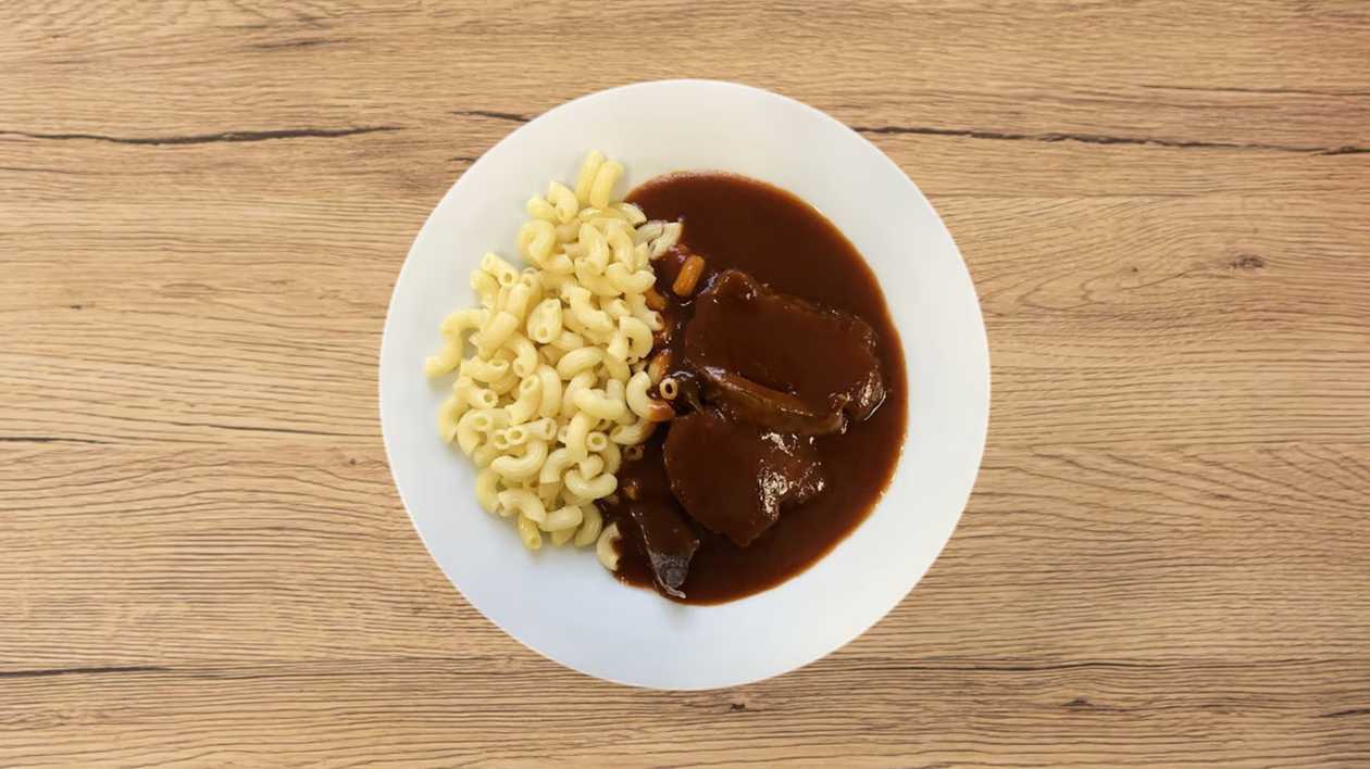 Vařený hovězí krk s rajskou omáčkou, kolínka