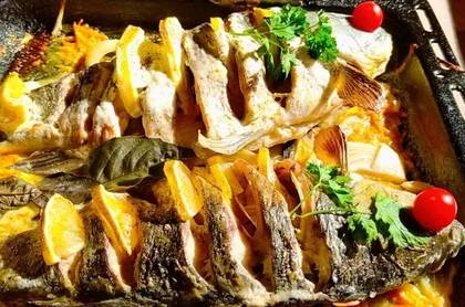 Crap la gratar cu mamaliga si mujdei de usturoi