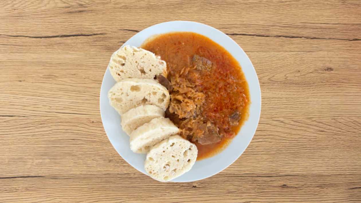 Segedínský guláš, houskové knedlíky (120g)