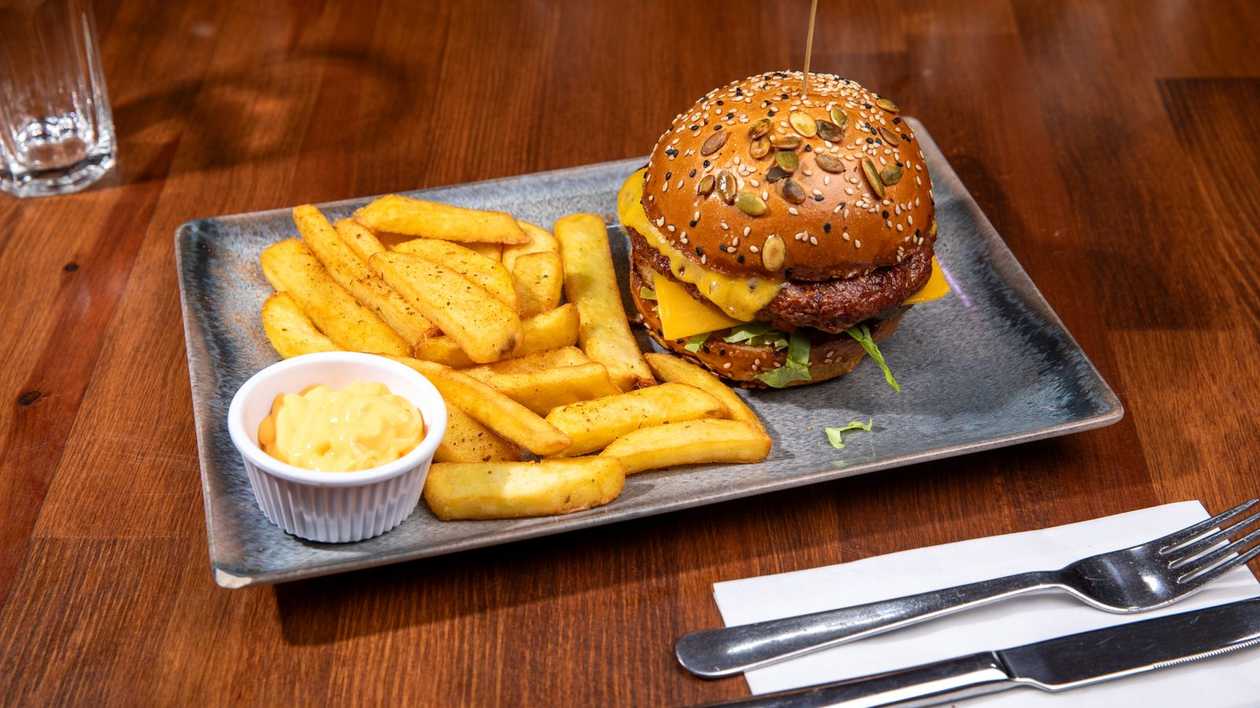 Ayt Burger cu cartofi prajiti & sos cheddar