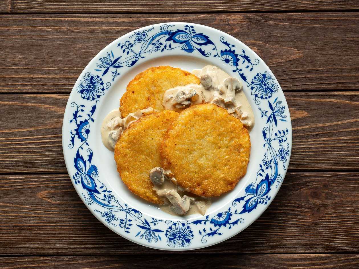 Деруни з соусом із білих грибів