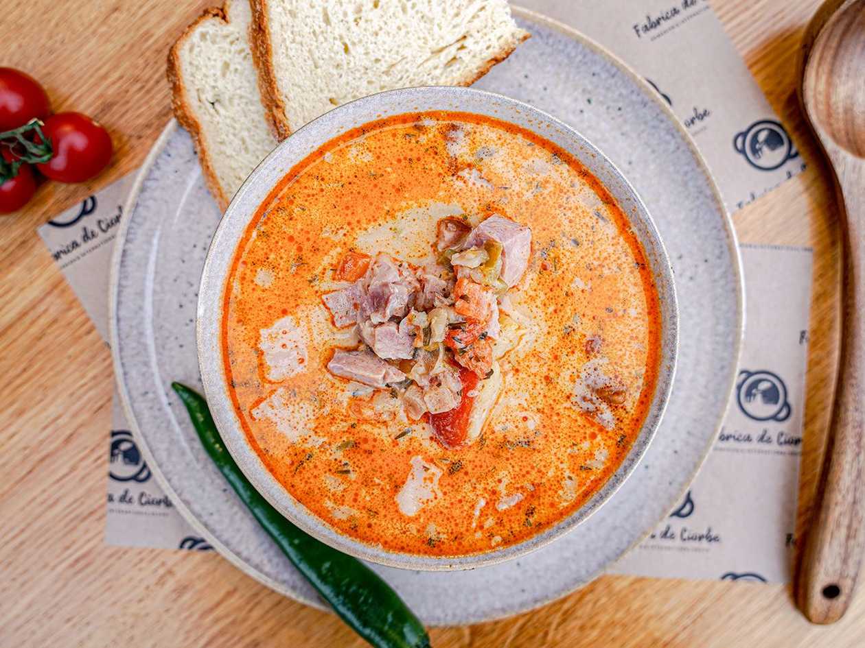 Ciorbă ardelenească cu tarhon și ciolan