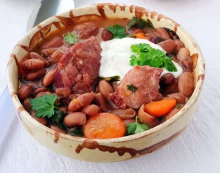 Ciorba de fasole cu afumatura in paine