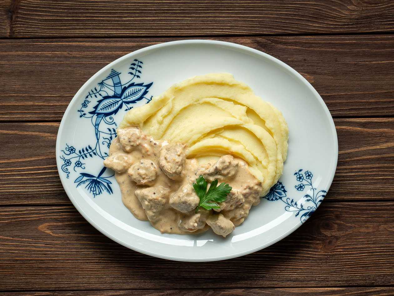 Картопляне пюре із тушкованою свининою