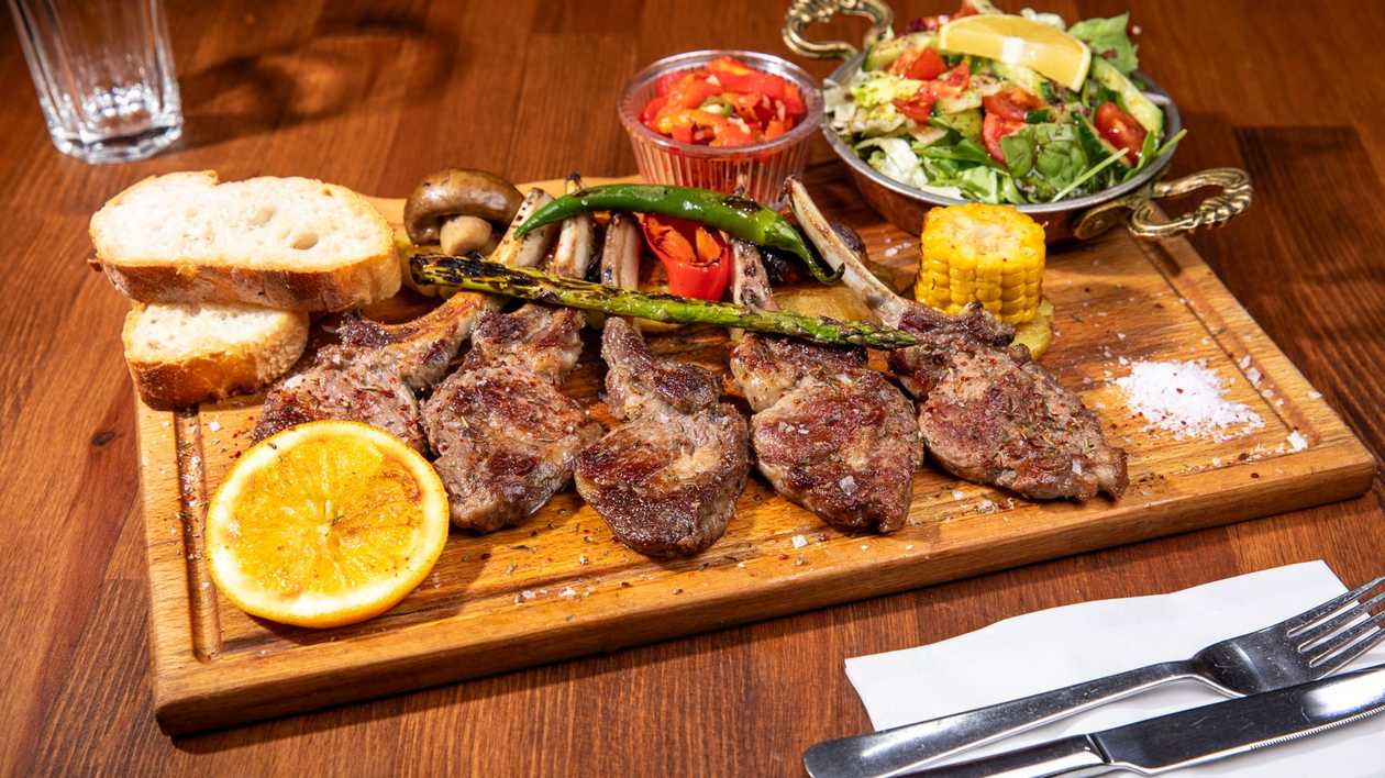 Cotlete de Berbecuț + (garnitura si salata)