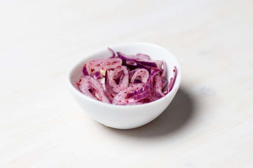 Salată ceapă roșie cu oțet și sare