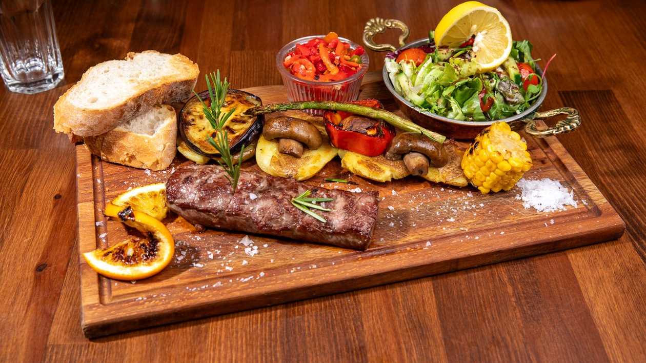 Vrăbioară de Berbecuț+ (garnitura si salata)