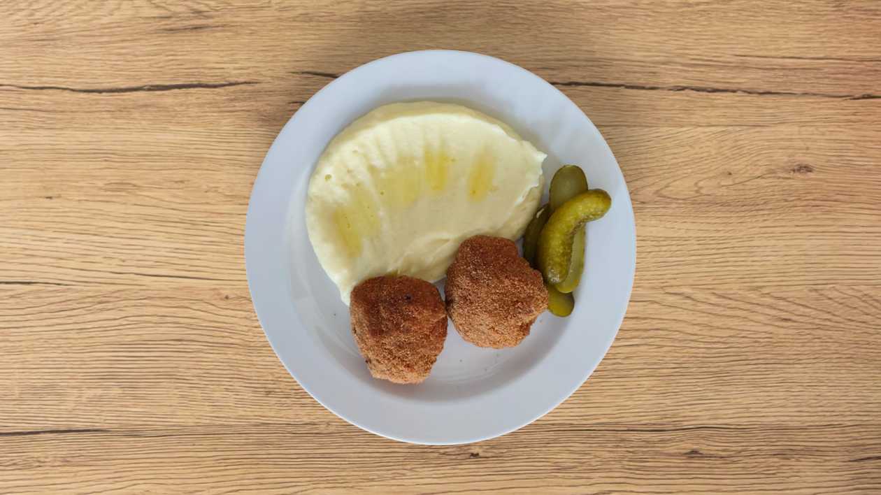 Smažený karbanátek, bramborová kaše