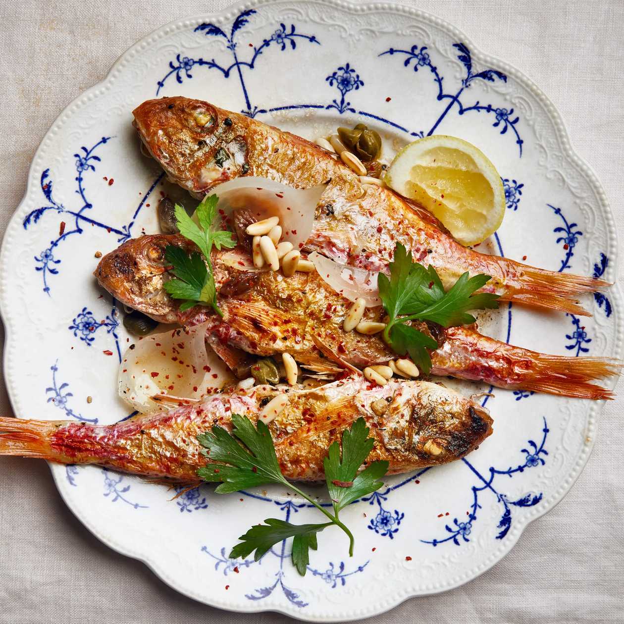 Chefal la gratar cu mamaliga si mujdei de usturoi