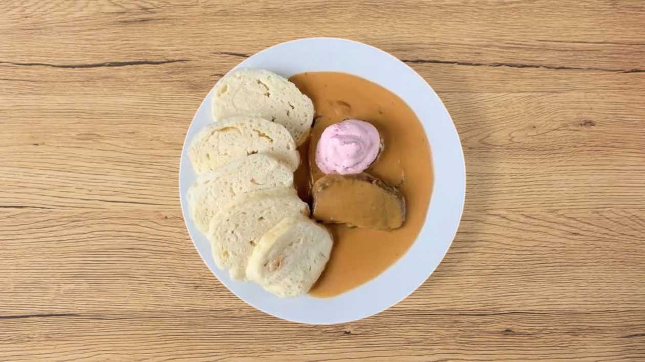 Svíčková hovězí pečeně na smetaně, houskové knedlíky - sváteční jídlo