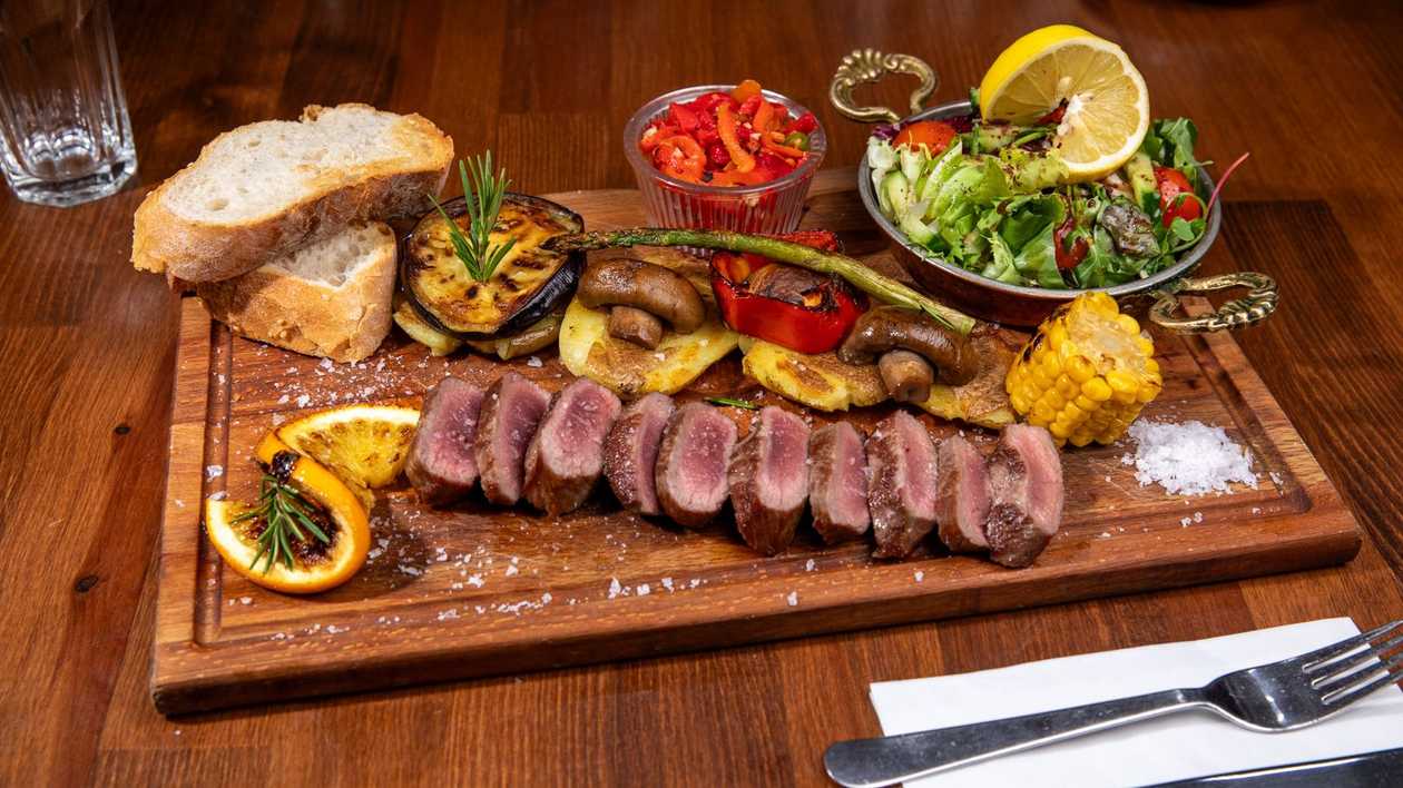 Frigărui de Berbecuț + (garnitura si salata)