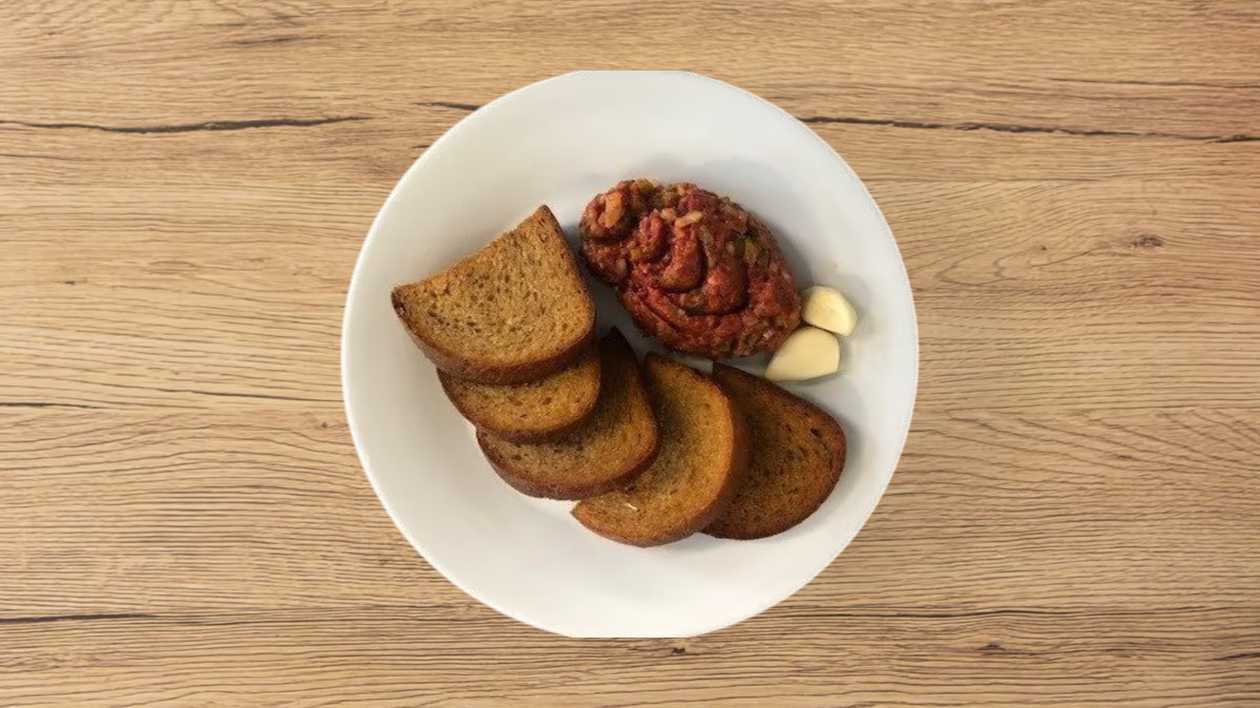 Čerstvě namíchaný tatarák s topinkami