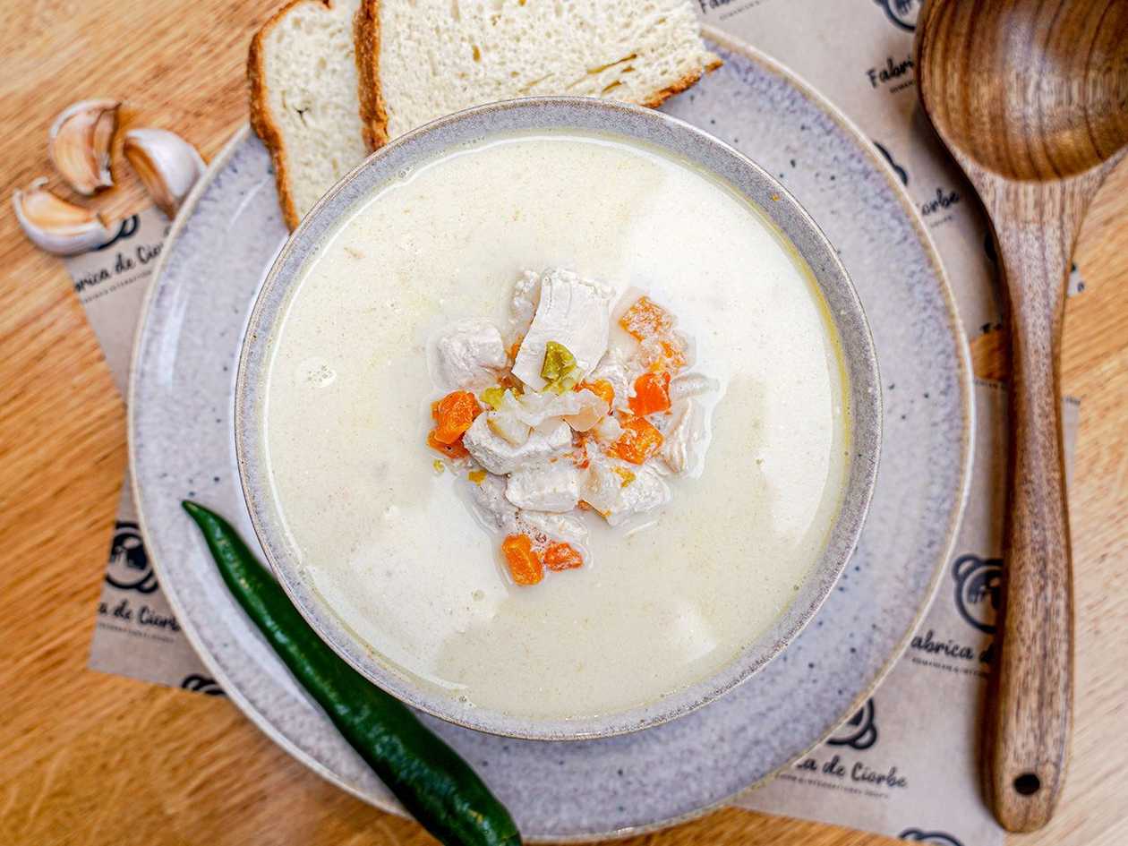 Ciorbă rădăuțeană cu pui