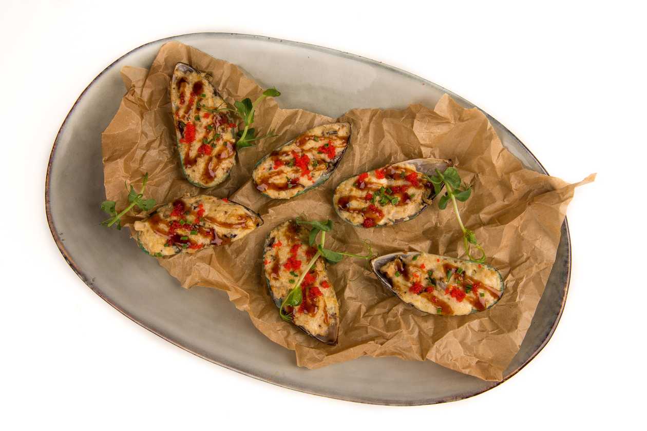 140. Baked mussels with cheese sauce 6pcs.