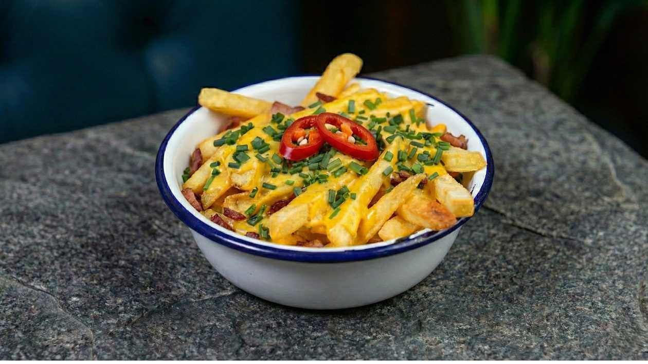 "Animal Style" friikad peekoni, juustukastme ja murulauguga