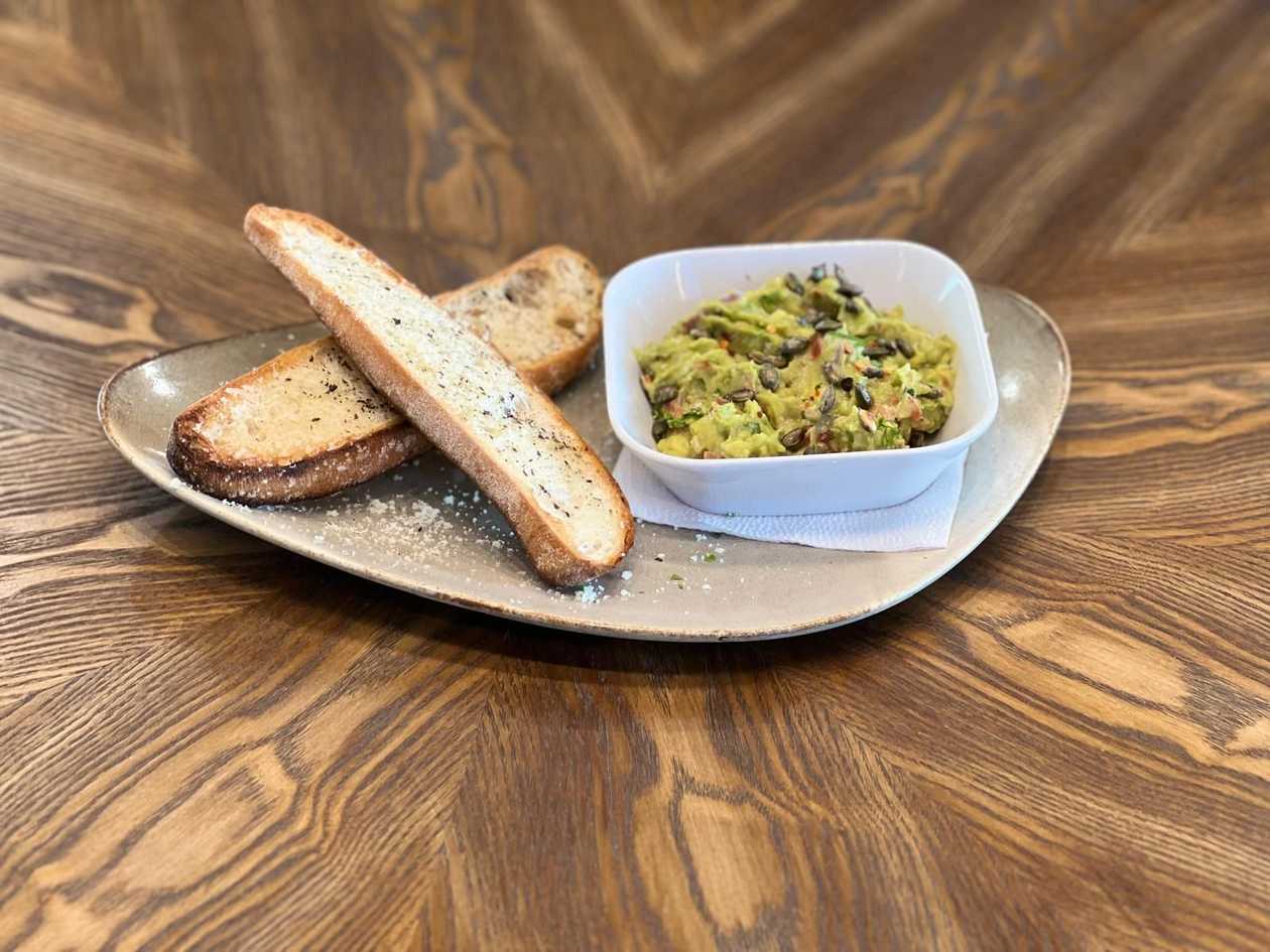 Prospetime si savoare: avocado cu rosii si patrunjel