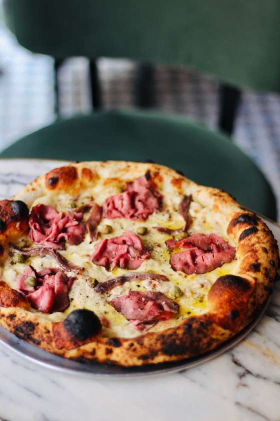 Піца з вітелло тоннато та анчоусами